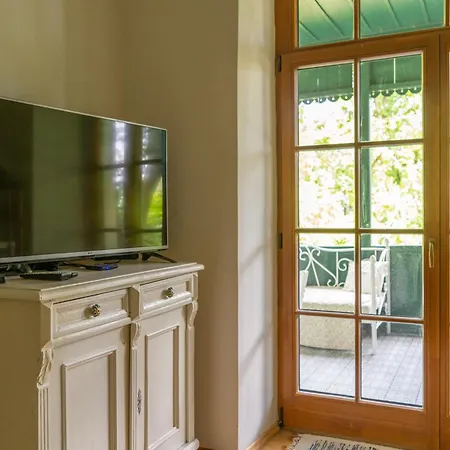 Leanyvirag Vendeghaz * Leányfalu