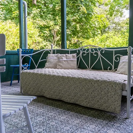 Leanyvirag Vendeghaz