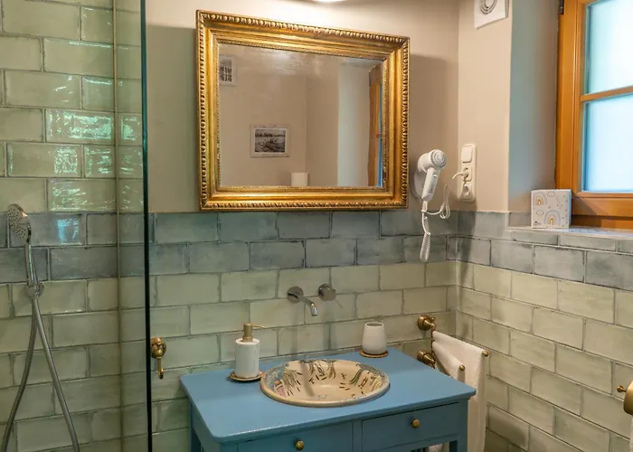 Leanyvirag Vendeghaz